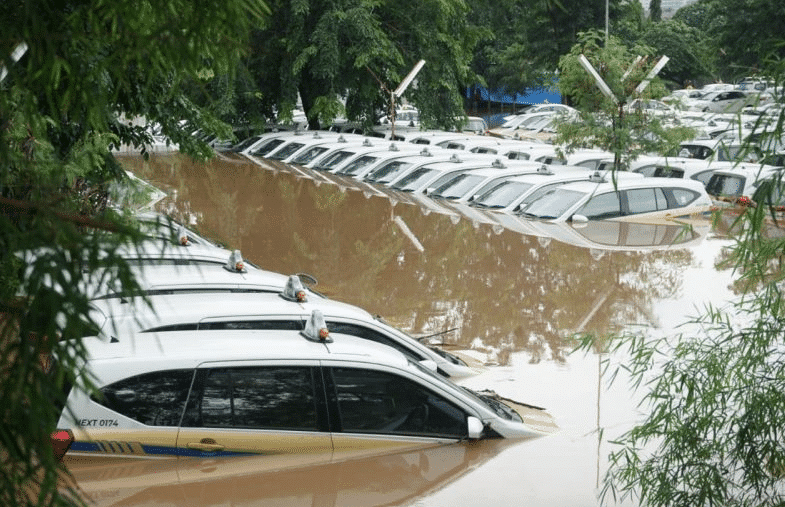 Begini Cara Menangani Mobil yang Telah Terendam Banjir