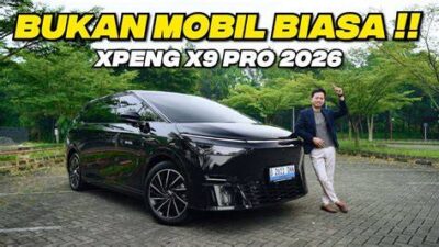 Promotional image for XPENG X9 PRO 2026: a sleek black car parked on a paved lot with a man posing beside it and bold Indonesian headline text above.